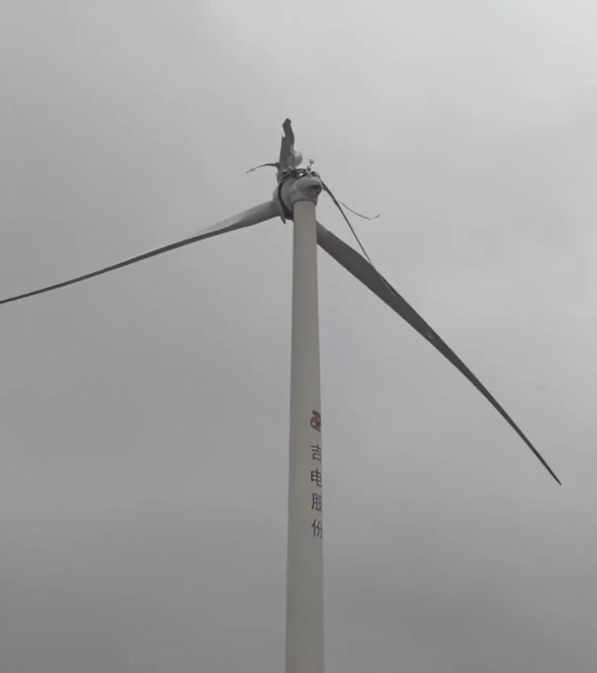 九江一架风力发电机叶片空中断裂，目击者称“玻璃纤维满天飞”，当地：正在处理-第2张图片-