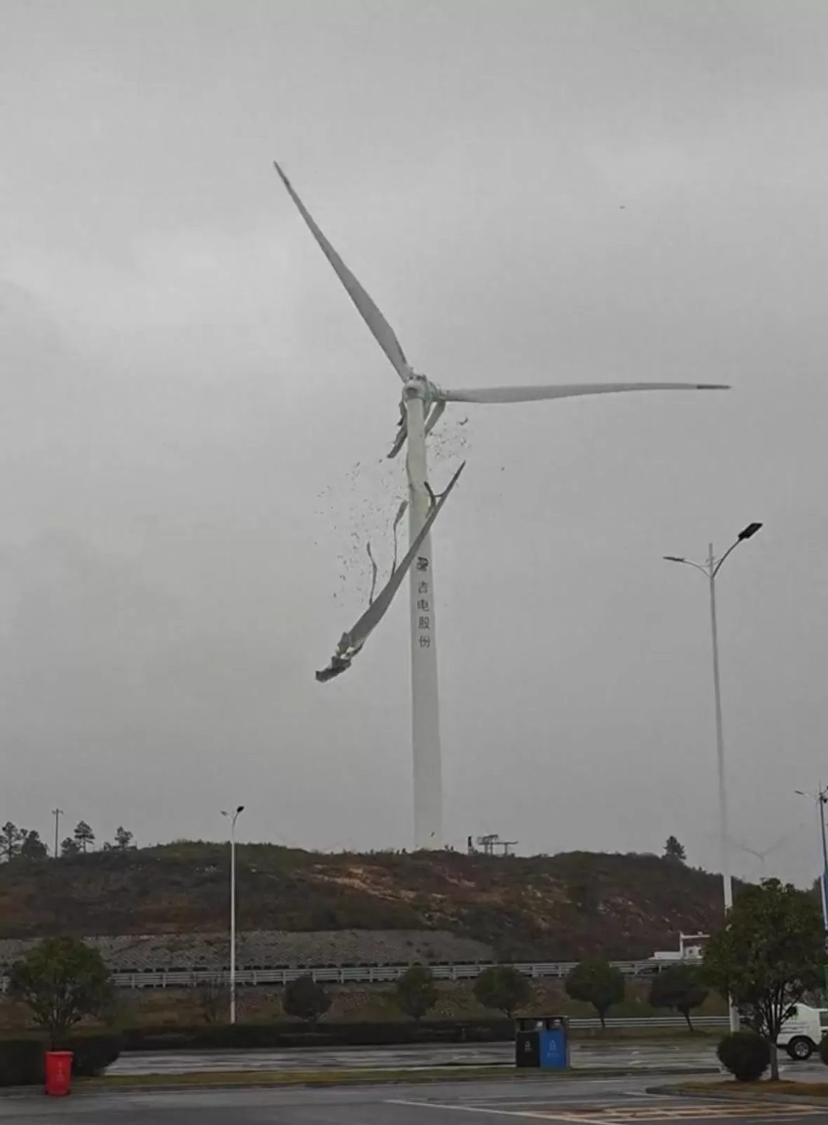 九江一架风力发电机叶片空中断裂，目击者称“玻璃纤维满天飞”，当地：正在处理-第1张图片-