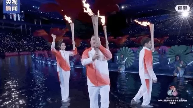 唯一非运动员火炬手,为何是他?-第1张图片- 唯一非运动员火炬手,为何是他?-第1张图片-