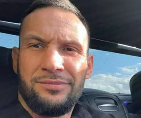 俄罗斯36岁富豪驾驶兰博基尼突发车祸身亡，大量现金散落在高速路上-第1张图片-