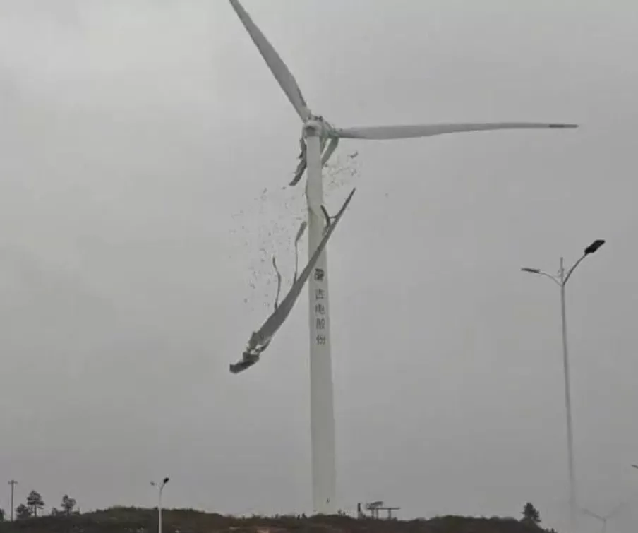 江西一架风力发电机叶片空中断裂,目击者称“玻璃纤维满天飞”,当地称正在处理-第1张图片- 江西一架风力发电机叶片空中断裂,目击者称“玻璃纤维满天飞”,当地称正在处理-第1张图片-