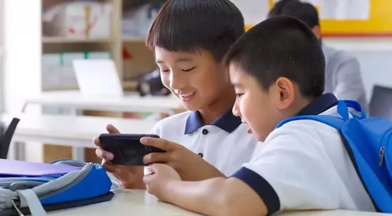 “老师不敢管，家长管不动”：手机正在撕裂校园-第1张图片-