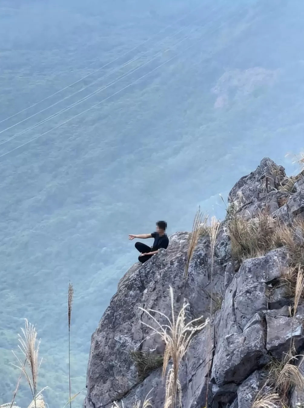 广东“网红山”惊现“悬崖修炼者”?景区回应-第1张图片- 广东“网红山”惊现“悬崖修炼者”?景区回应-第1张图片-