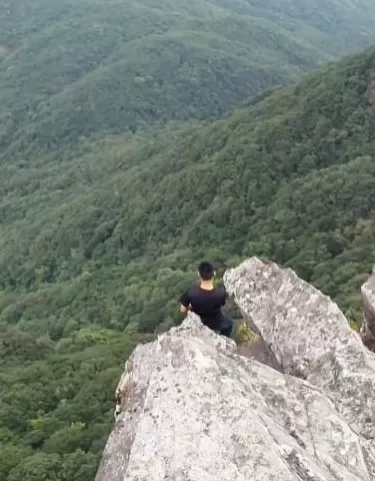 广东“网红山”惊现“悬崖修炼者”?景区回应-第2张图片- 广东“网红山”惊现“悬崖修炼者”?景区回应-第2张图片-