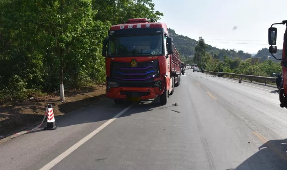 大货车超车时撞上超载摩托车致3人死亡，调查报告：死者最大的仅15岁-第1张图片-