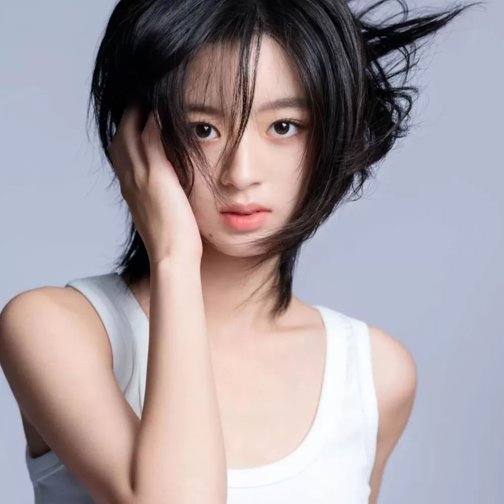 耳环风波后,黄杨钿甜首发文,时隔6个月晒秋日美照,目前有三部剧待播-第3张图片- 耳环风波后,黄杨钿甜首发文,时隔6个月晒秋日美照,目前有三部剧待播-第3张图片-