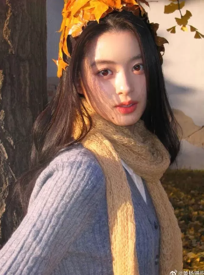 耳环风波后,黄杨钿甜首发文,时隔6个月晒秋日美照,目前有三部剧待播-第2张图片- 耳环风波后,黄杨钿甜首发文,时隔6个月晒秋日美照,目前有三部剧待播-第2张图片-