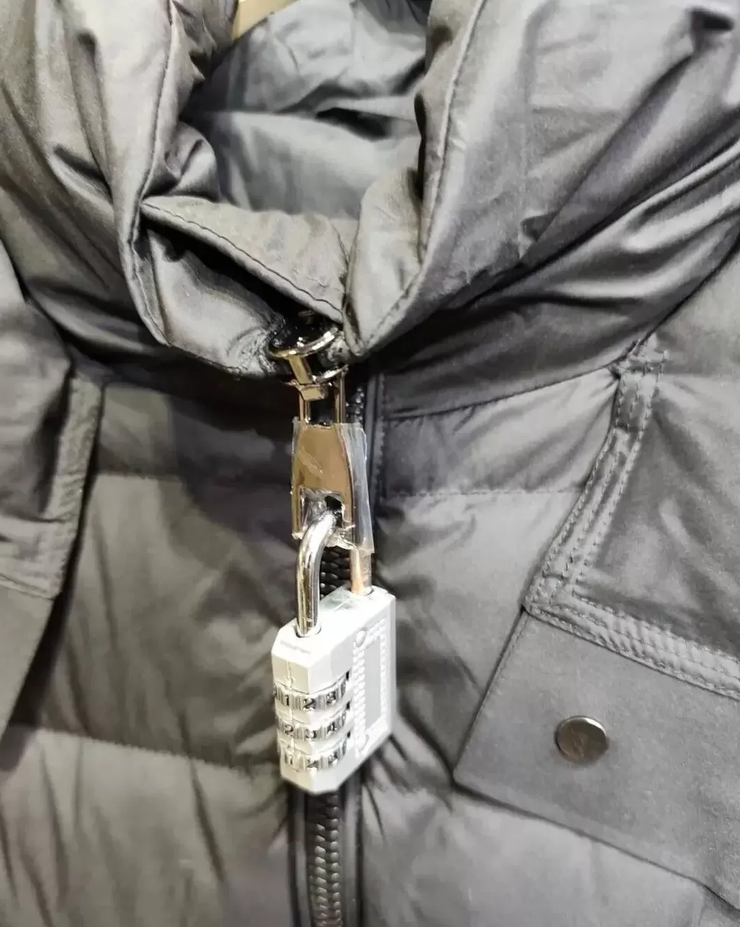 商家挂巨型吊牌应对恶意退货，光明网：电商经济，更需要诚信-第2张图片-