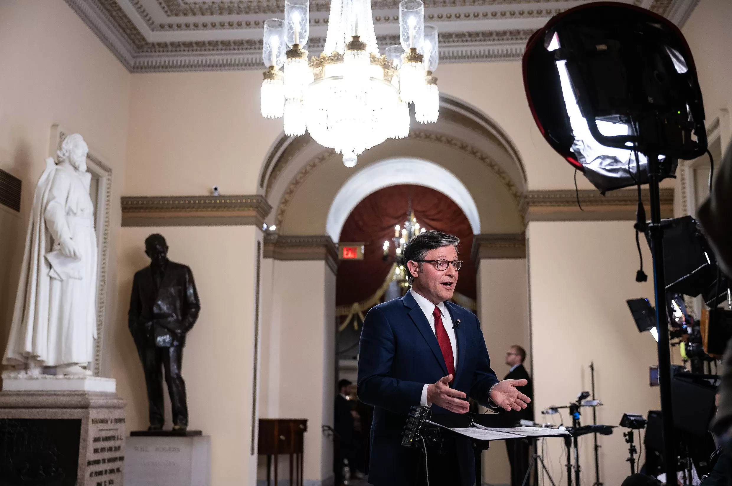 为结束停摆迈出关键一步！美参议院投票通过临时拨款法案-第1张图片-