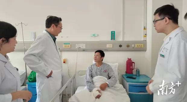 张颂文救人后收到大爱无疆锦旗：“换谁都会这样做的”-第3张图片-