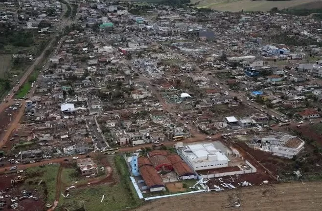 巴西巴拉那州遭龙卷风袭击已致超840人死伤-第1张图片-