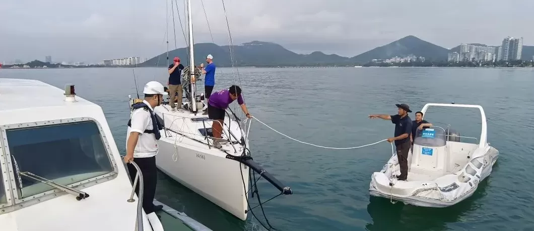 5名外籍人员从越南驾帆船前往香港遇故障被困，海南海事部门紧急救援-第1张图片-