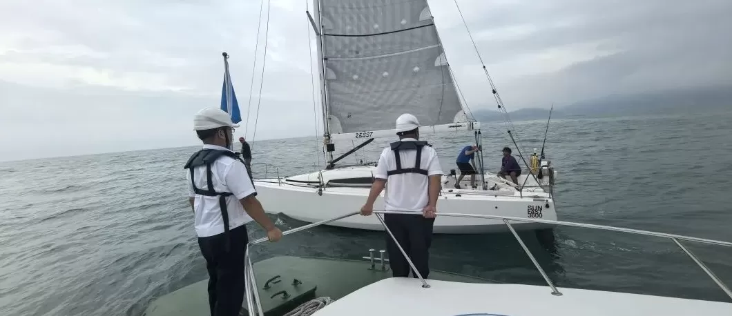 5名外籍人员从越南驾帆船前往香港遇故障被困，海南海事部门紧急救援-第2张图片-