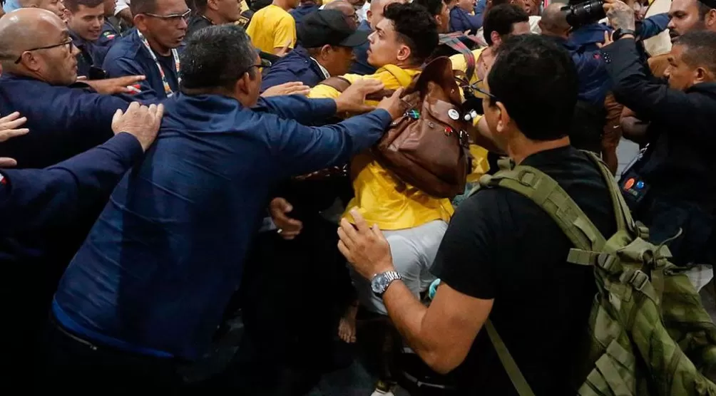 抗议者夜闯COP30大会现场,亚马孙原住民高喊:“我们的森林不卖!”-第1张图片- 抗议者夜闯COP30大会现场,亚马孙原住民高喊:“我们的森林不卖!”-第1张图片-