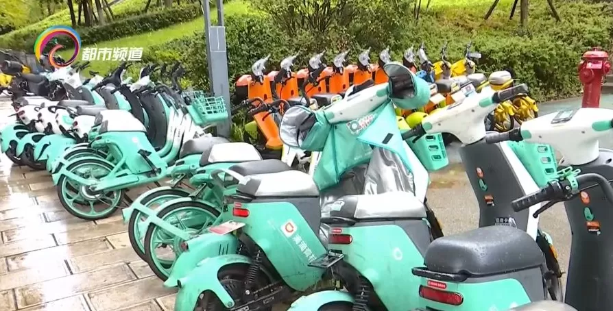 共享电动车装上“挡风被” 引争议：暖心之举还是安全隐患？-第2张图片-
