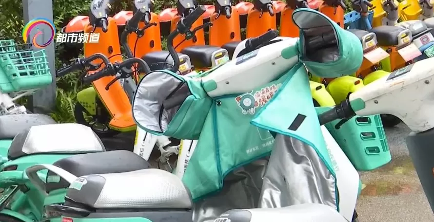 共享电动车装上“挡风被” 引争议：暖心之举还是安全隐患？-第3张图片-