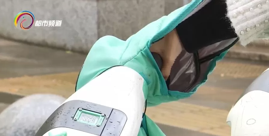 共享电动车装上“挡风被” 引争议：暖心之举还是安全隐患？-第5张图片-