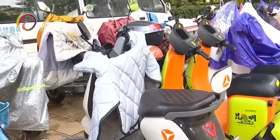 共享电动车装上“挡风被” 引争议：暖心之举还是安全隐患？-第6张图片-