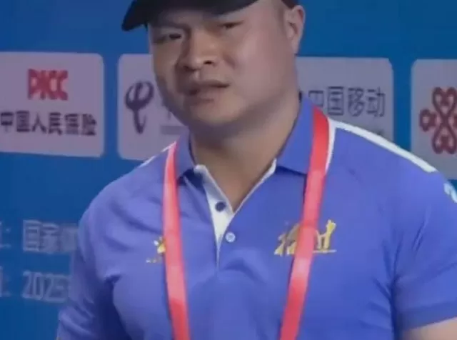 全运会争议一幕：19岁举重女选手被172斤杠铃砸中教练转身离去-第3张图片-