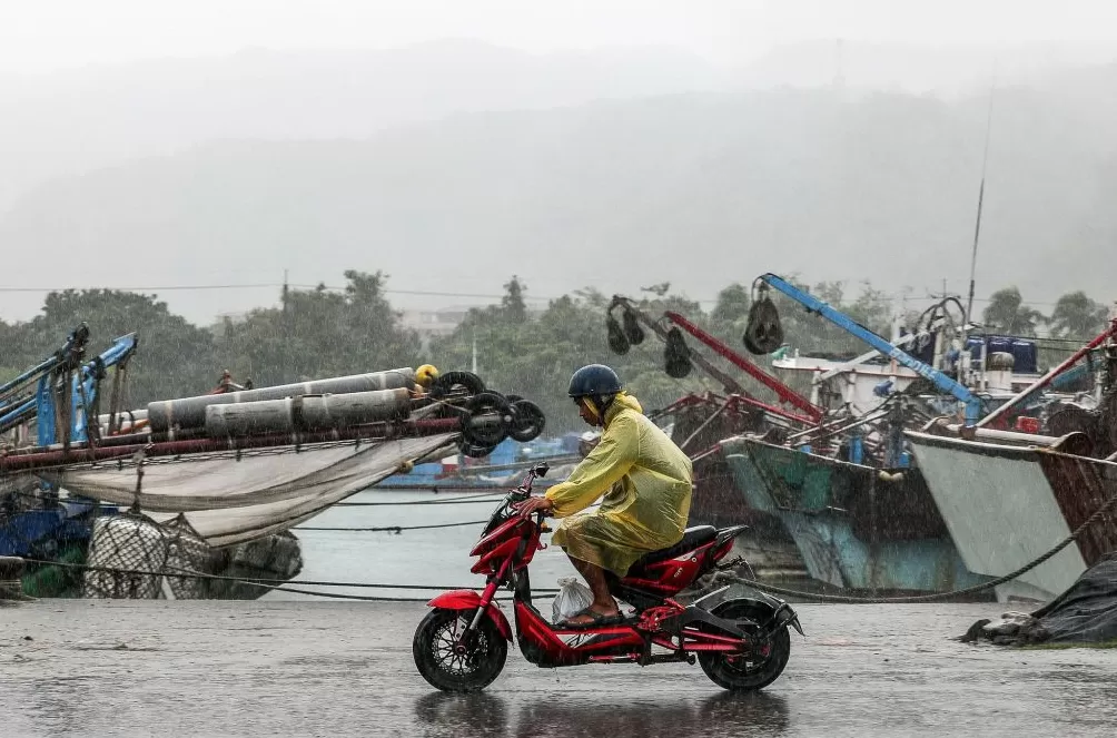 第1现场｜台风“凤凰”携冷空气造风雨，申城下周断崖式降温-第4张图片-