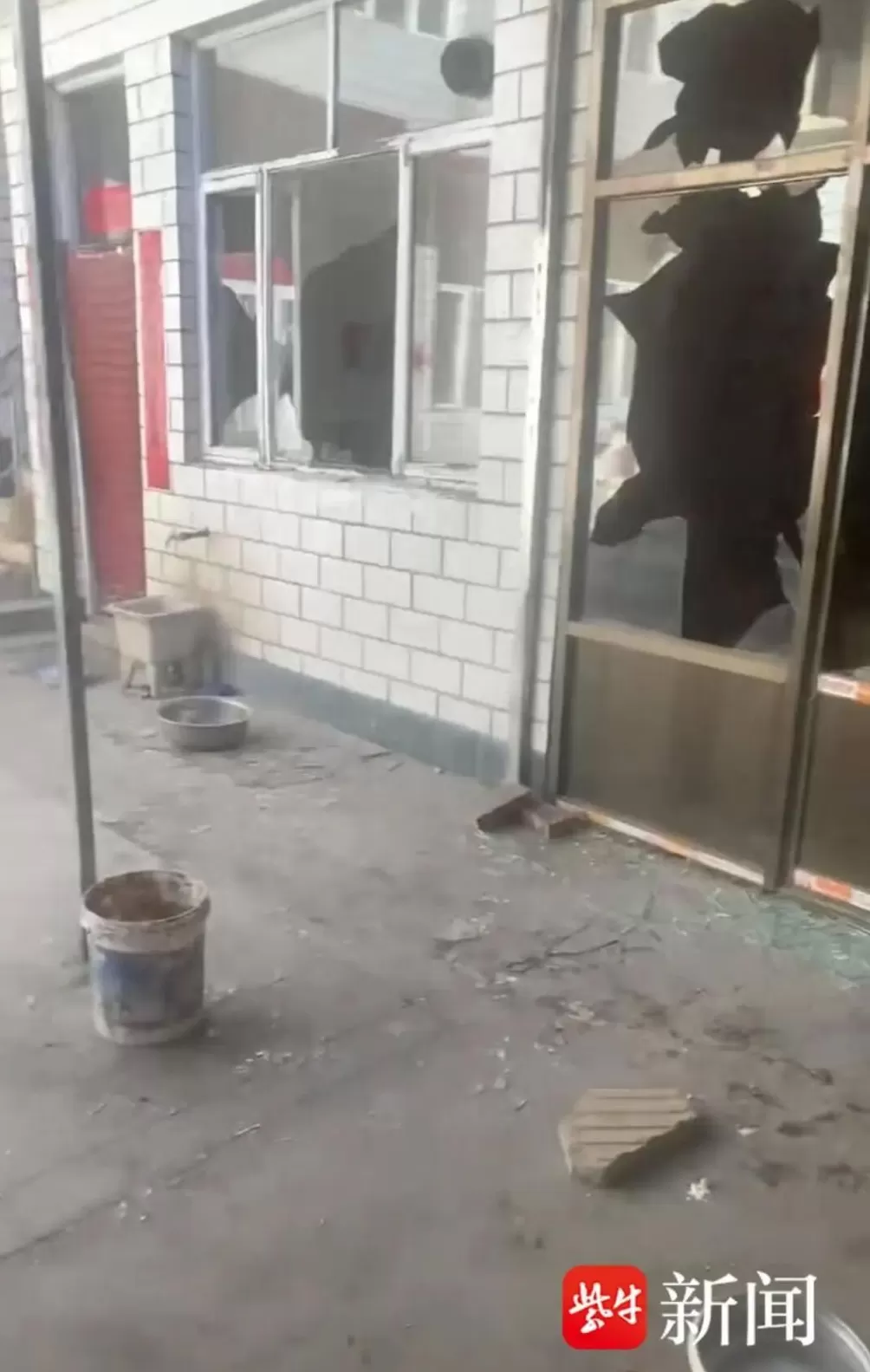 男子被狗咬伤后摔死狗，狗主人带亲属上门打砸遭反杀，双方各执一词，案件一审将开庭-第1张图片-