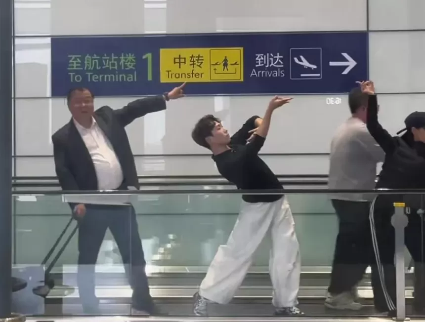 “大叔不理解但照做”走红，误闯队伍的“飞天大叔”找到了，本人回应-第1张图片-