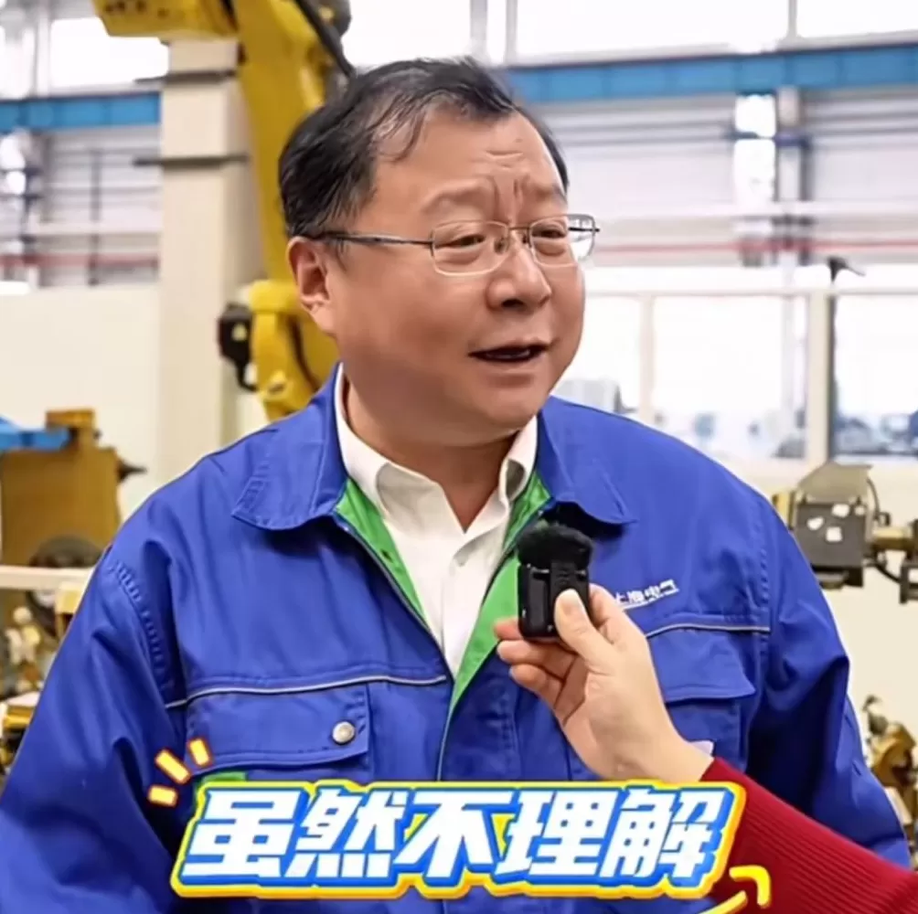 “大叔不理解但照做”走红，误闯队伍的“飞天大叔”找到了，本人回应-第3张图片-