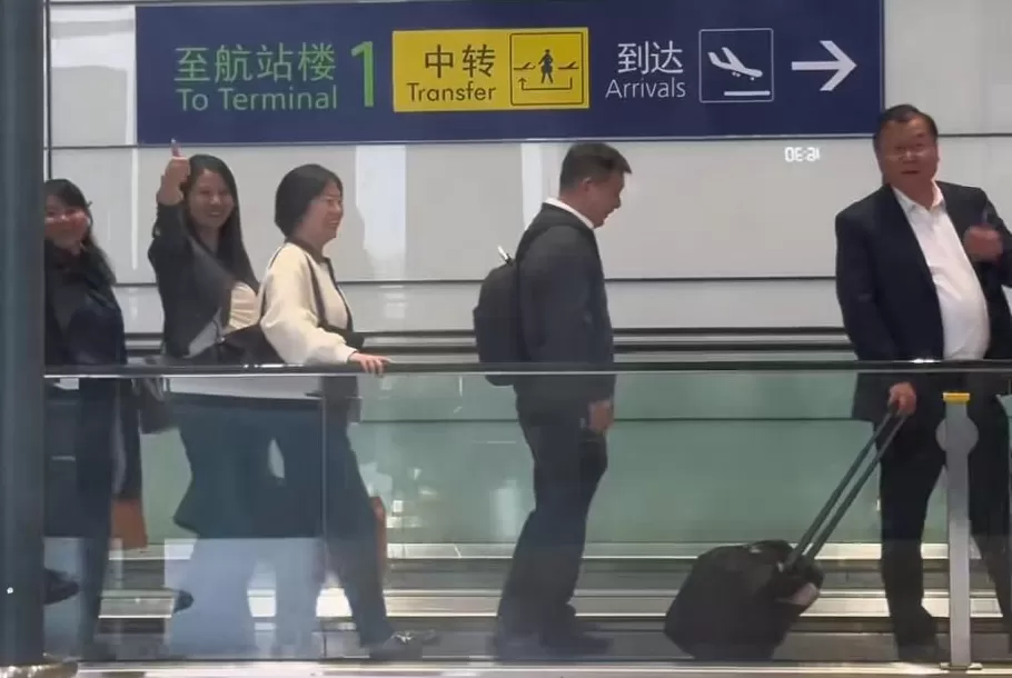 “大叔不理解但照做”走红，误闯队伍的“飞天大叔”找到了，本人回应-第12张图片-