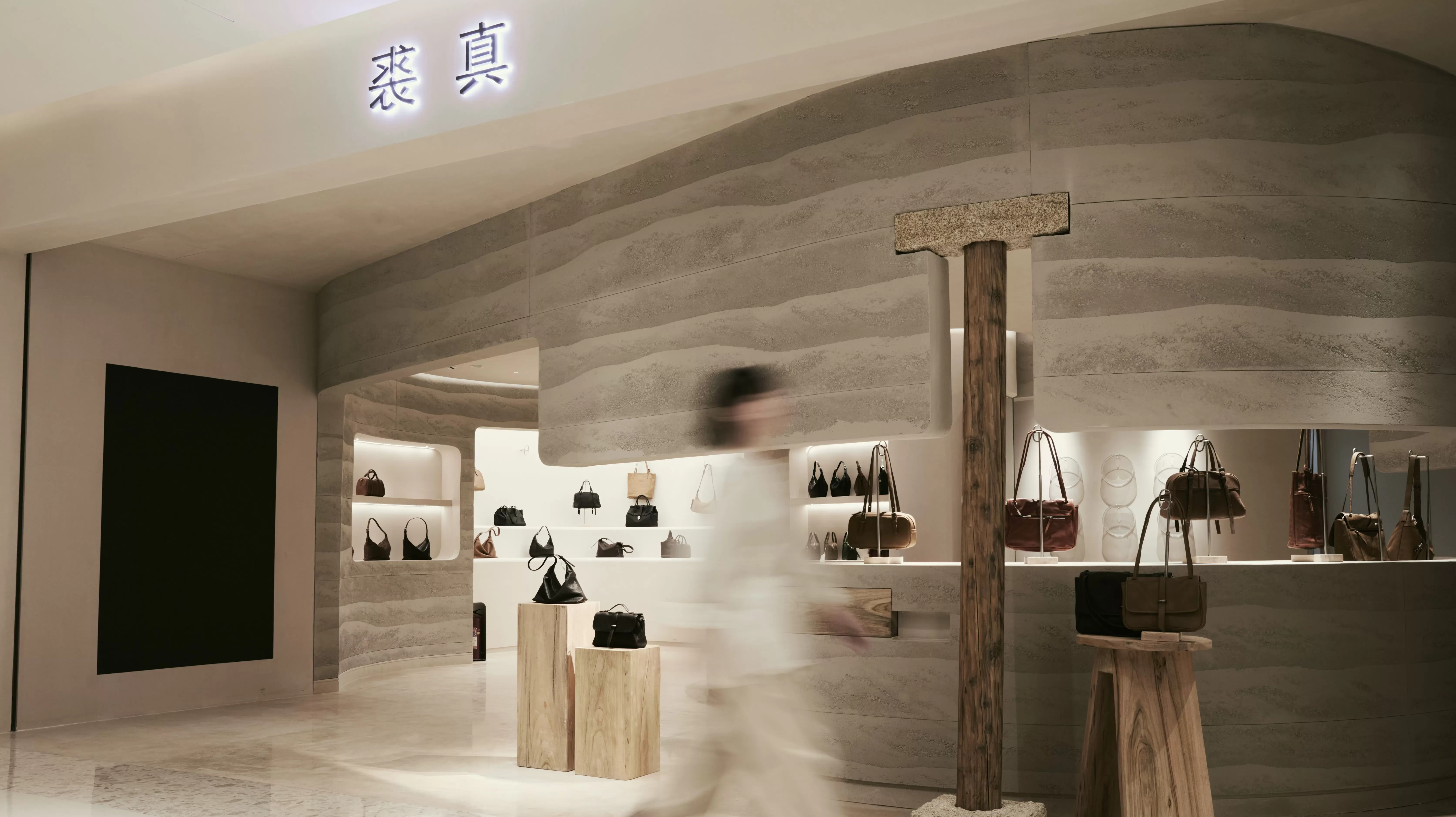 裘真背靠珠三角工厂，一举反超国际轻奢包袋品牌｜打开新国货精品篇章 ①-第1张图片-