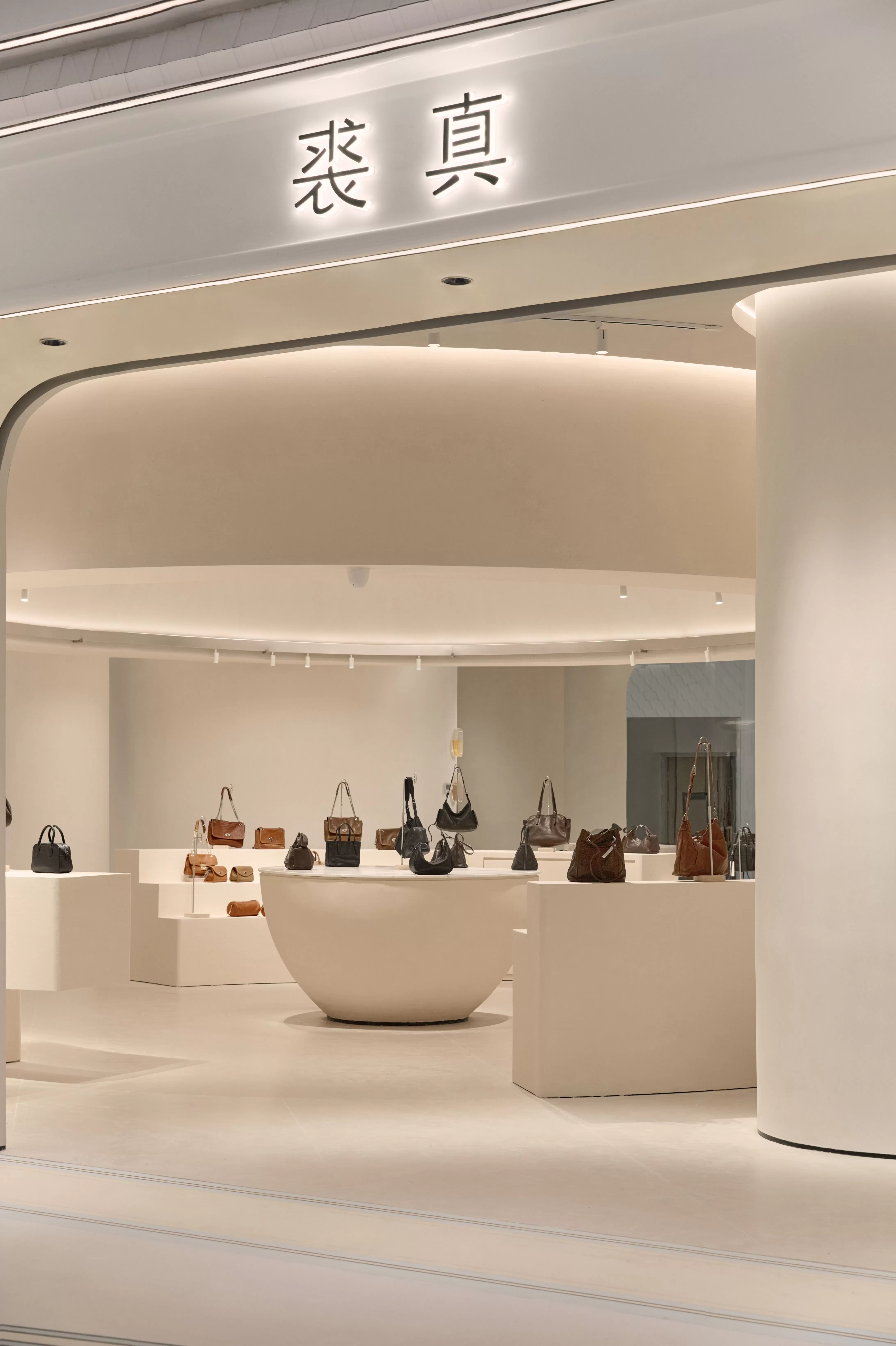 裘真背靠珠三角工厂，一举反超国际轻奢包袋品牌｜打开新国货精品篇章 ①-第3张图片-