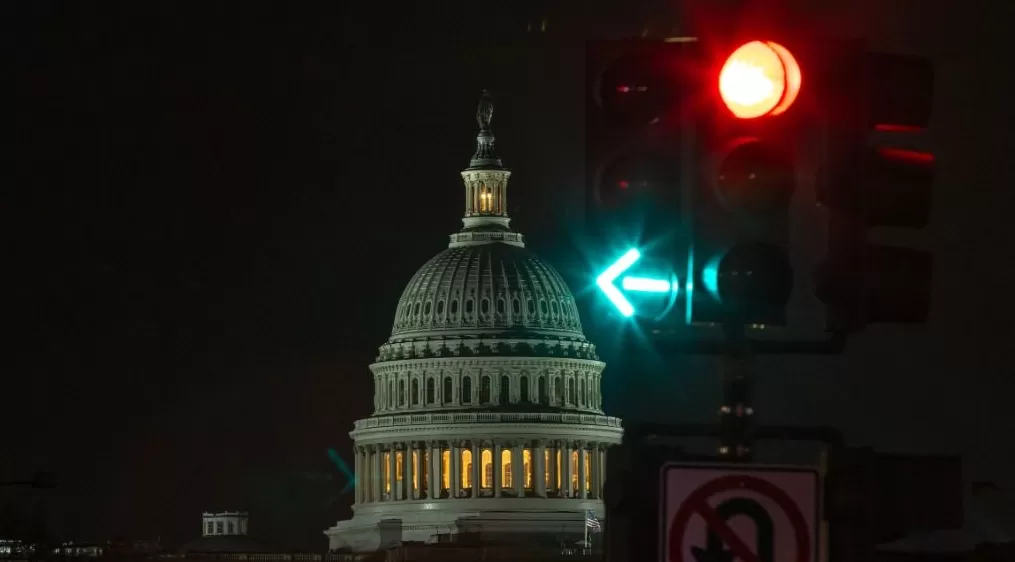 释新闻｜美国在多重隐忧中结束政府“停摆”，“雾中开车”影响经济决策-第1张图片-