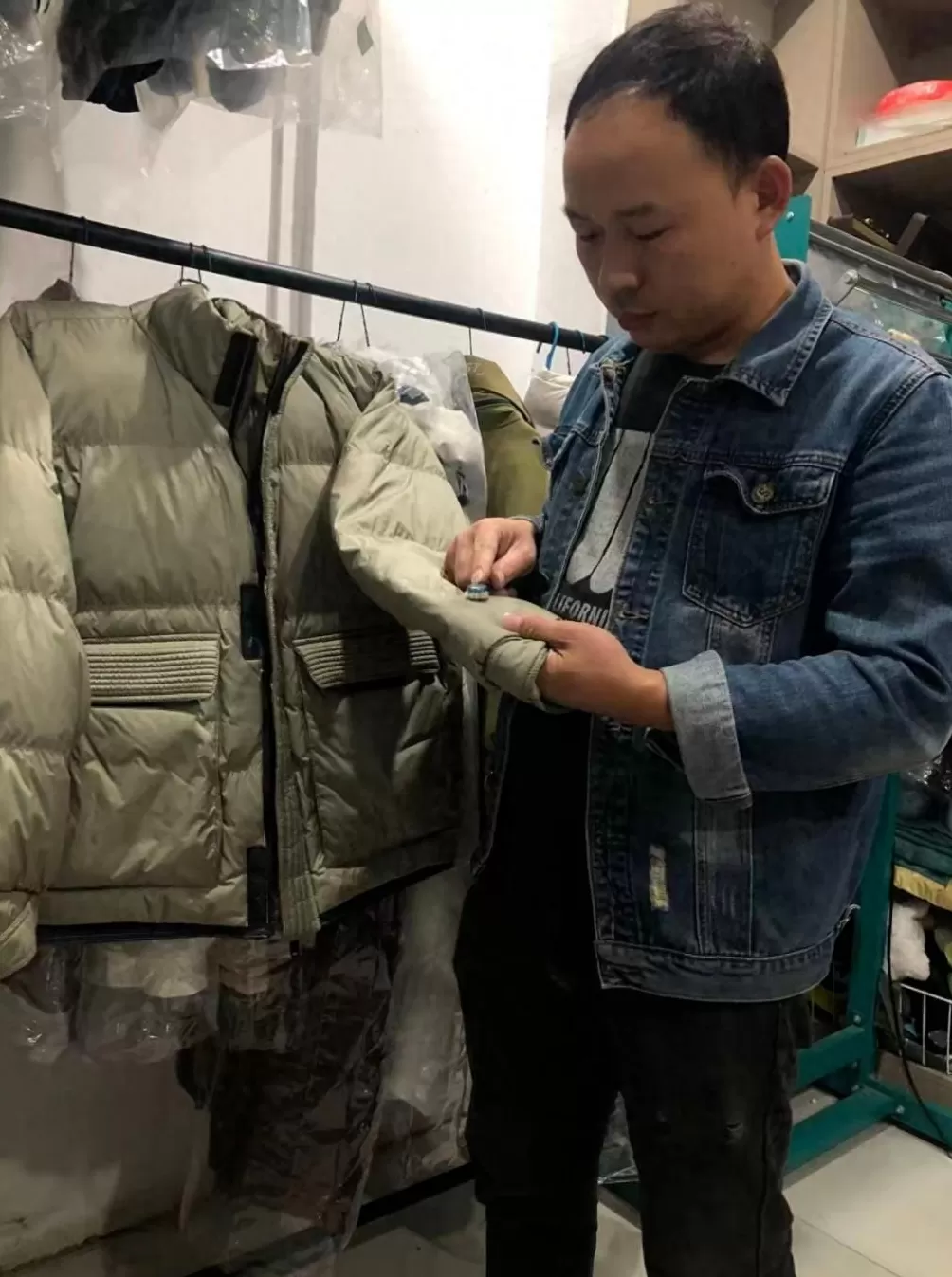 洗衣店店主建议：羽绒服别买这些颜色-第1张图片-