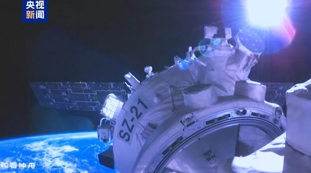神二十乘组踏上回家之旅！神二十一载人飞船顺利撤离空间站组合体-第1张图片-