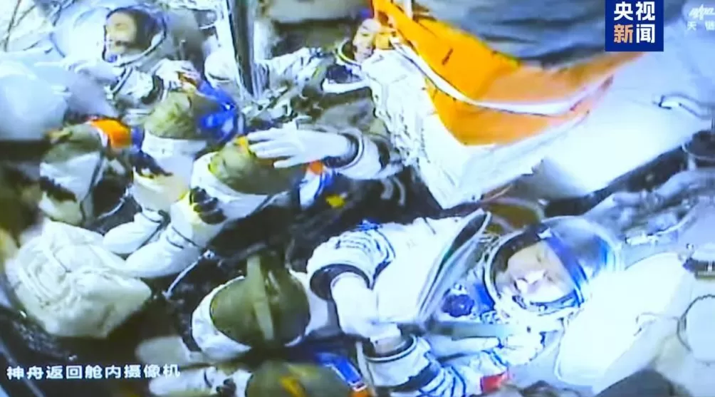 神二十乘组踏上回家之旅！神二十一载人飞船顺利撤离空间站组合体-第2张图片-