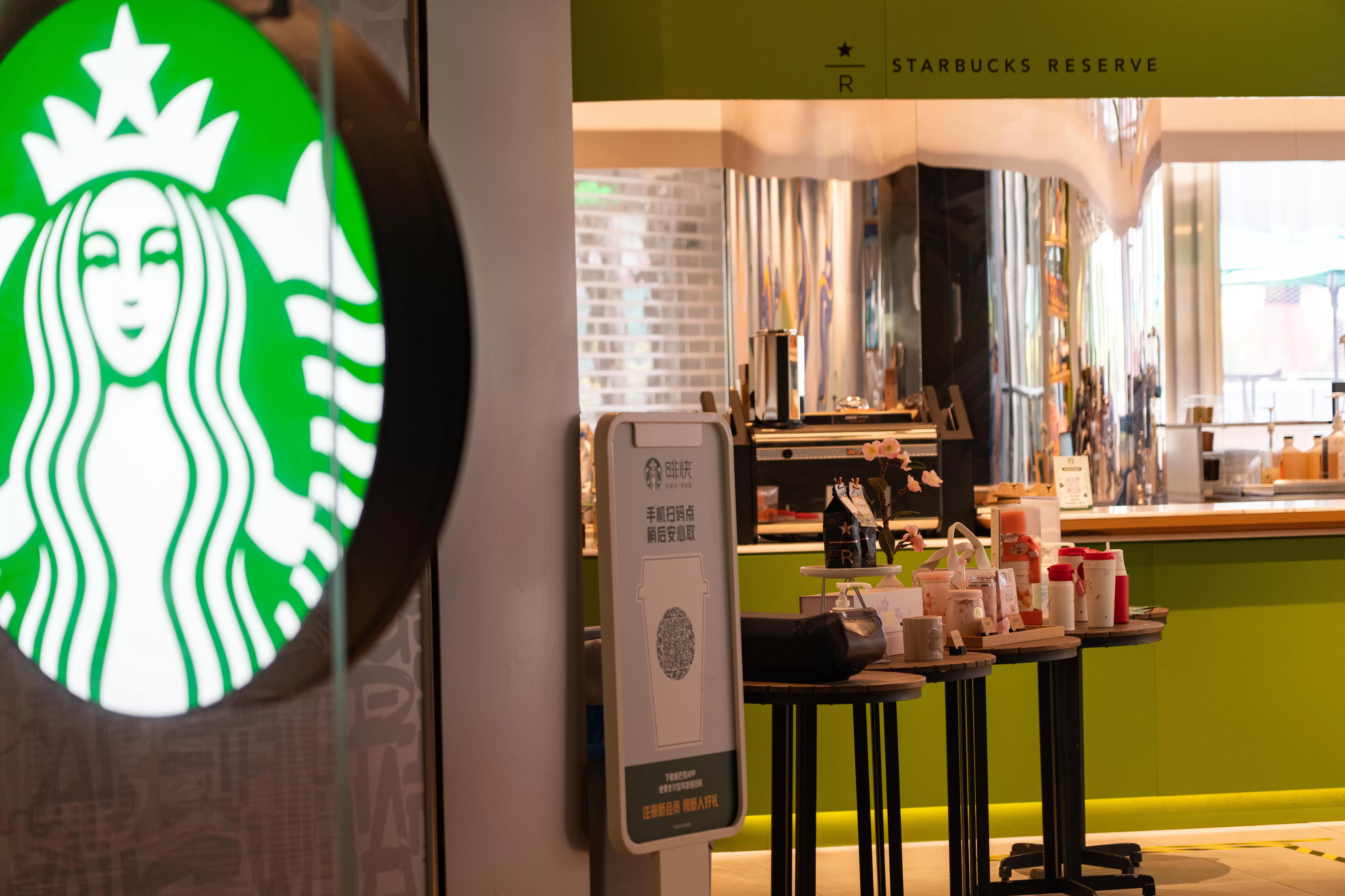 22元一瓶依云矿泉水被指太贵没人买，星巴克门店回应-第1张图片-