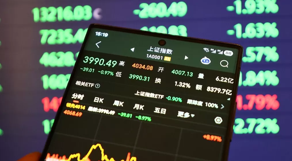 每日看盘｜急跌释放短线压力，“灯塔股”强化A股做多底气-第1张图片-