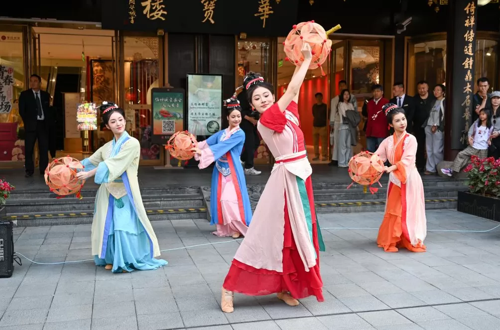 魔都眼|传统技艺正青春!豫园打造全国非遗体验场-第2张图片- 魔都眼|传统技艺正青春!豫园打造全国非遗体验场-第2张图片-