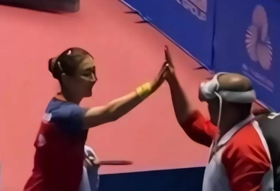 陈梦指导员戴VR眼镜？回应：是队医，赛后才戴的，与比赛无关-第1张图片-