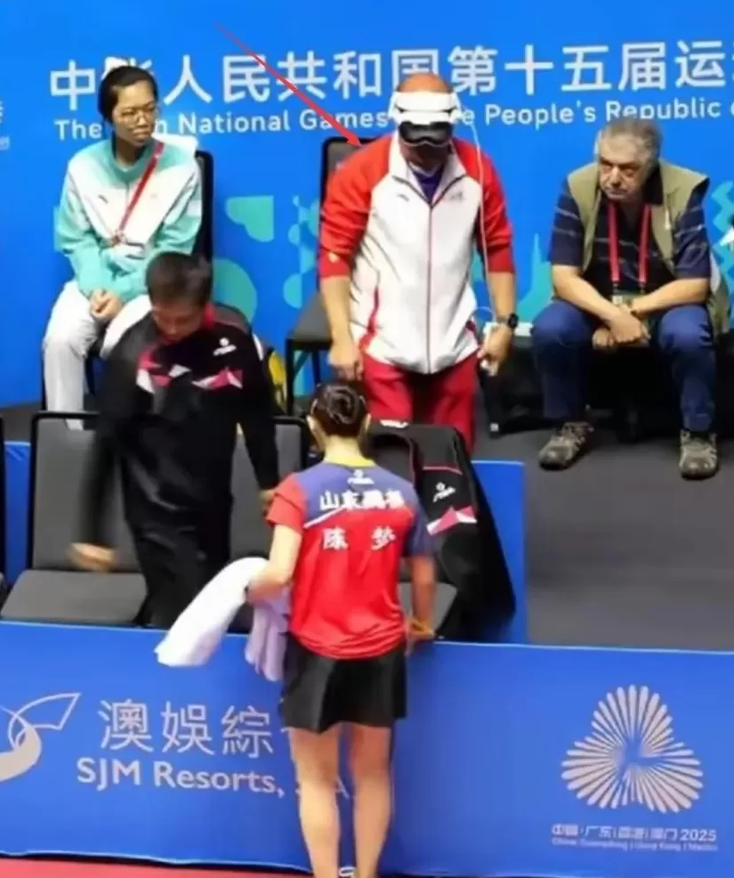 陈梦指导员戴VR眼镜？回应：是队医，赛后才戴的，与比赛无关-第2张图片-