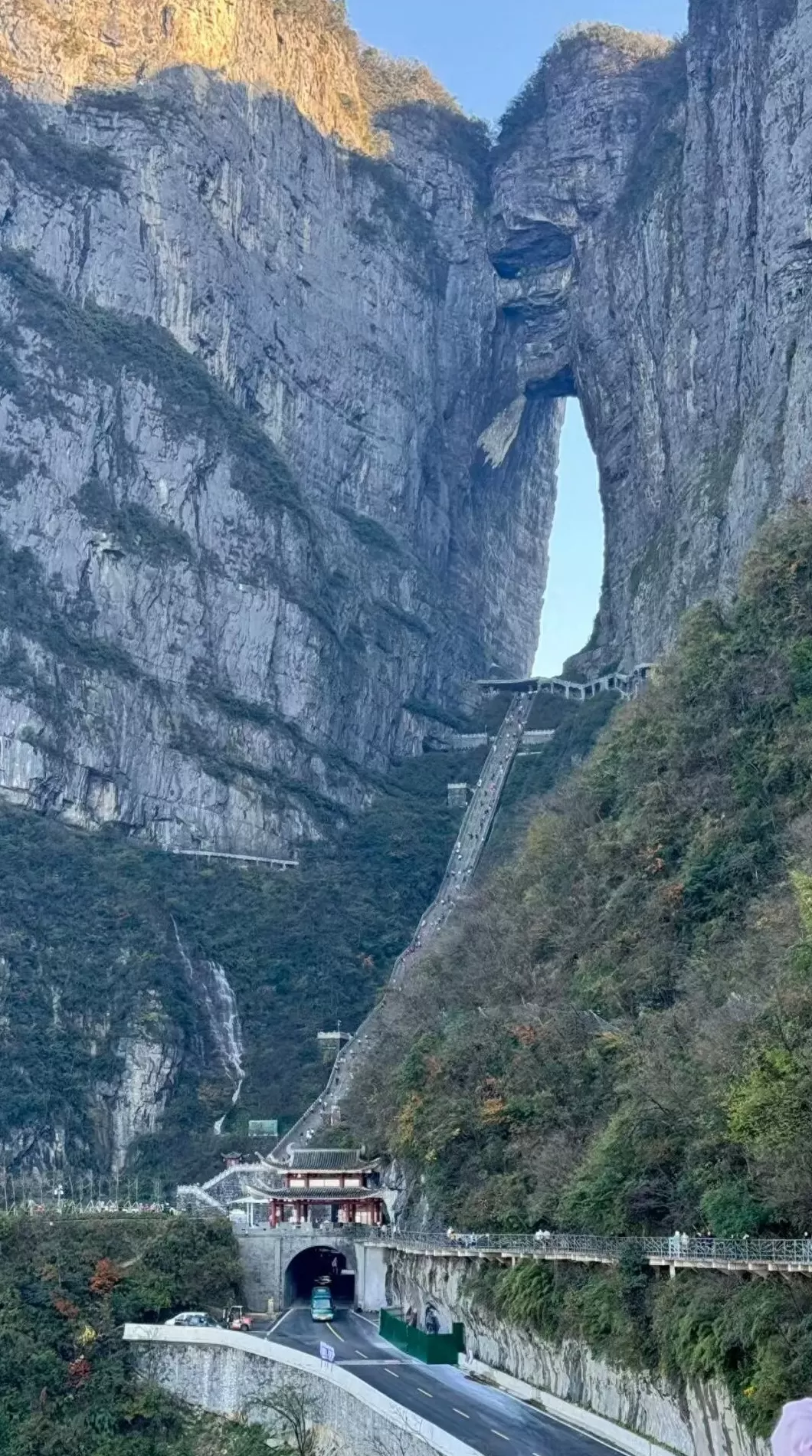 实探天门山越野车撞坏护栏处:临时用铁栏杆围挡,不少游客驻足拍照-第1张图片- 实探天门山越野车撞坏护栏处:临时用铁栏杆围挡,不少游客驻足拍照-第1张图片-
