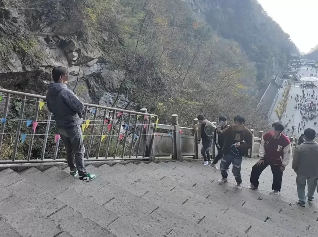 实探天门山越野车撞坏护栏处:临时用铁栏杆围挡,不少游客驻足拍照-第2张图片- 实探天门山越野车撞坏护栏处:临时用铁栏杆围挡,不少游客驻足拍照-第2张图片-