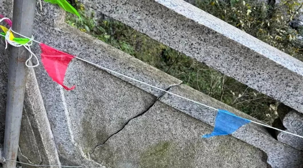 实探天门山越野车撞坏护栏处:临时用铁栏杆围挡,不少游客驻足拍照-第3张图片- 实探天门山越野车撞坏护栏处:临时用铁栏杆围挡,不少游客驻足拍照-第3张图片-