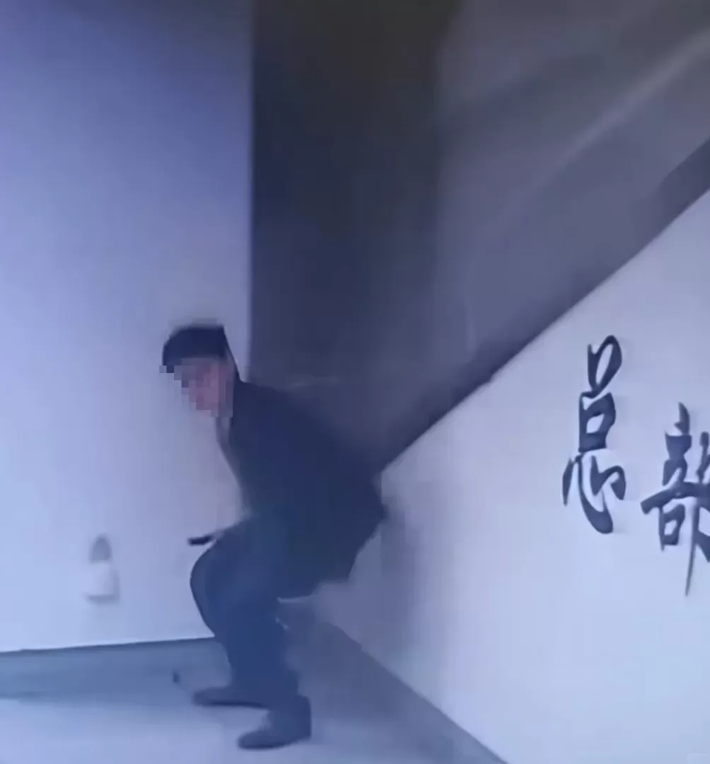 对地铁拉屎狂魔的恶搞,好笑又无奈-第2张图片- 对地铁拉屎狂魔的恶搞,好笑又无奈-第2张图片-