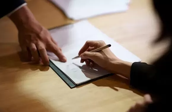 员工拒绝“一人双岗”被辞退获赔28万,劳动合同岂能想改就改?-第1张图片- 员工拒绝“一人双岗”被辞退获赔28万,劳动合同岂能想改就改?-第1张图片-