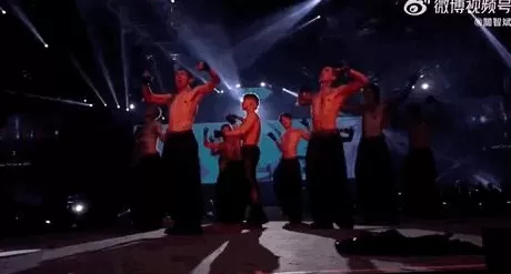 顶流脱衣、天后“下乡”,巨星天团集体“打工”救老板?-第2张图片- 顶流脱衣、天后“下乡”,巨星天团集体“打工”救老板?-第2张图片-