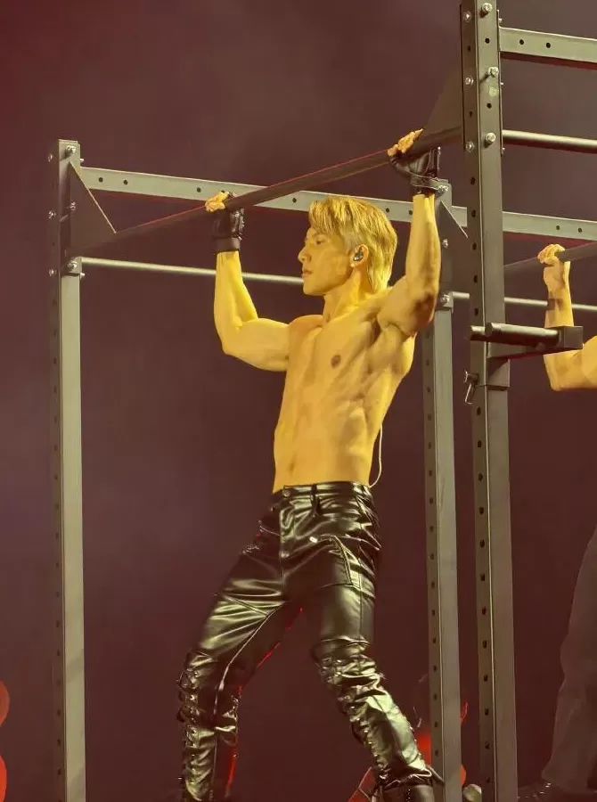 顶流脱衣、天后“下乡”,巨星天团集体“打工”救老板?-第4张图片- 顶流脱衣、天后“下乡”,巨星天团集体“打工”救老板?-第4张图片-