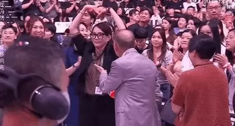 顶流脱衣、天后“下乡”,巨星天团集体“打工”救老板?-第17张图片- 顶流脱衣、天后“下乡”,巨星天团集体“打工”救老板?-第17张图片-