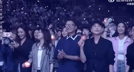 顶流脱衣、天后“下乡”,巨星天团集体“打工”救老板?-第18张图片- 顶流脱衣、天后“下乡”,巨星天团集体“打工”救老板?-第18张图片-