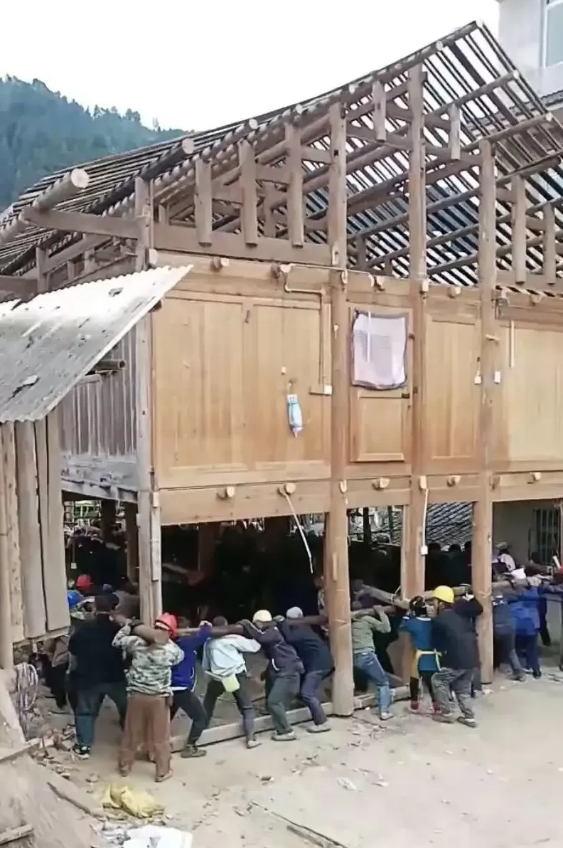“搬完请全村吃饭!”上百人扛起6吨木屋,说走就走-第4张图片- “搬完请全村吃饭!”上百人扛起6吨木屋,说走就走-第4张图片-