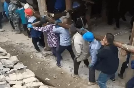 “搬完请全村吃饭!”上百人扛起6吨木屋,说走就走-第2张图片- “搬完请全村吃饭!”上百人扛起6吨木屋,说走就走-第2张图片-